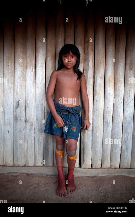 Portrait Xingu Indian Girls In Immagini E Fotografie Stock Ad Alta