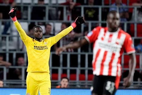 Latest on psv eindhoven goalkeeper yvon mvogo including news, stats, videos, highlights and more on espn. Yvon Mvogo kan het gevecht met de demonen zonder volle ...