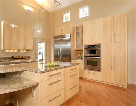 Light Maple Kitchen Cabinets With Granite Countertops