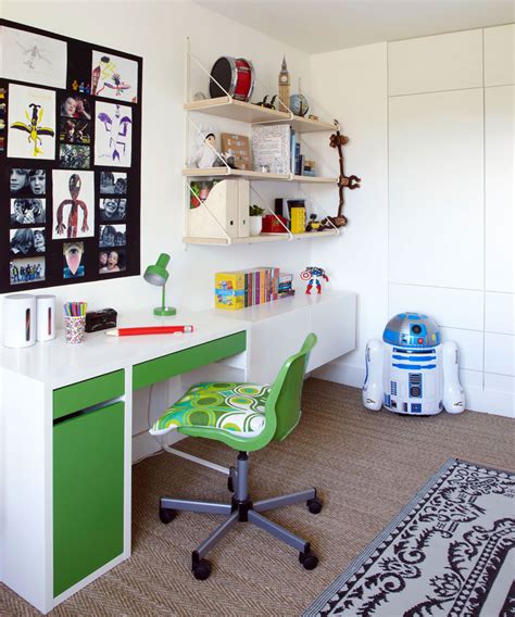 This star wars bedroom features star wars bedding, star wars wall decorations, star wars art, light sabers, a death star speaker and more. Star Wars bedroom ideas - Star Wars bedrooms - Star Wars ...