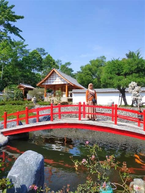 Hal itu dikarenakan bunga memiliki karakteristik yang indah, anggun dan mempesona. Wisata You and I Garden : Taman Bunga Bernuansa Jepang di ...