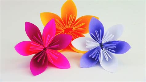 Diese origami blume eignet sich toll als dekoration für die wohnung. YouTube | Blumen falten, Blumen basteln, Diy blumen basteln