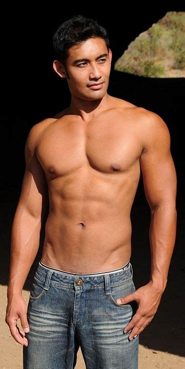 hot shirtless asian hunk of the day モデル 男性 アジアの男性