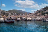 Vista desde el mar al puerto marítimo de hydra marina grecia | Foto Premium