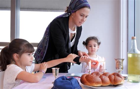 How To Be A Fabulous Shabbat Dinner Guest My Jewish Learning