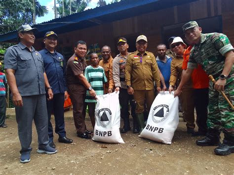 Penyerahan Bantuan Dari Provinsi Papua Melalui Bpbd Dan Kementerian