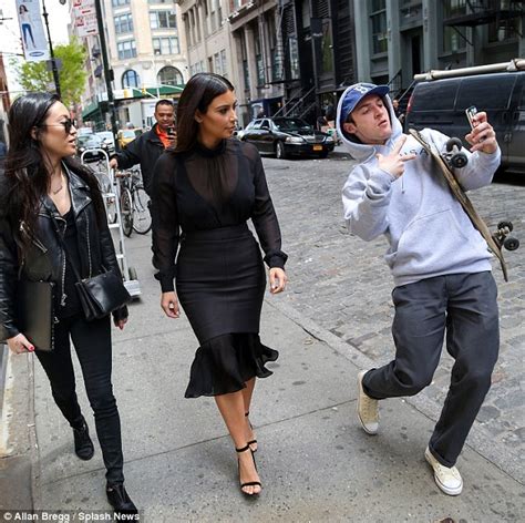 Kim Kardashian Unwittingly Gets Involved In Fans Selfie Daily Mail