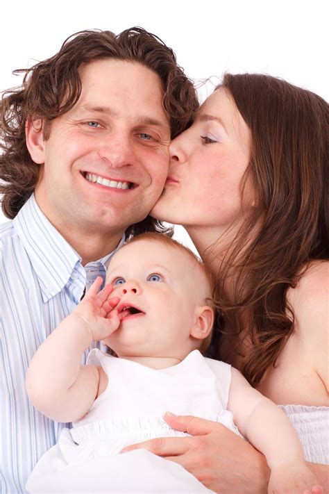 图片素材 组 女人 爱 年轻 父亲 吻 浪漫 儿童 一起 宝宝 面对 家庭 母亲 三 快乐 幸福 婴儿 后代 父母 相互作用 拍照片 肖像摄影