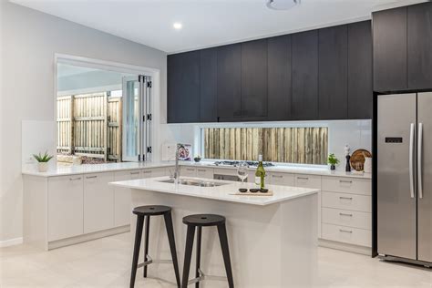 I like the black tile as a backsplash. Kitchen Designs Brisbane Southside, Gold Coast - Kitchen Designers