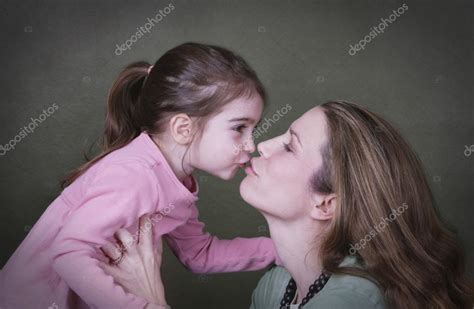 Madre e hija besándose 2023