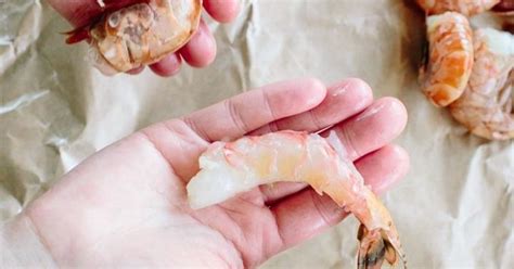 Jika mengalami hal ini, apa yang parents rasakan? Cara Cepat Kupas Kulit Udang Dengan Cepat, Ini Panduannya ...