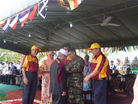 • rumah terbuka • sukan/sukaneka • jamuan muhibbah • sambutan hari kemerdekaan • permainan tradisional seperti congkak • sambutan perayaan pelbagai kaum seperti hari raya aidilfitri/ deepavali dll 5. Buletin Pra Universiti SMK.KUALA PENYU.SABAH ©: LAPORAN ...