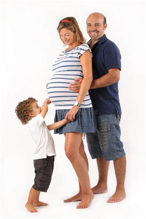 Familia Feliz Junto Con Mujer Embarazada Foto De Archivo Imagen De