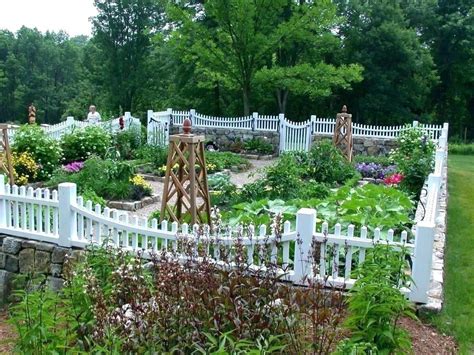 White Picket Garden Fence Vegetable Garden Design Fenced Vegetable