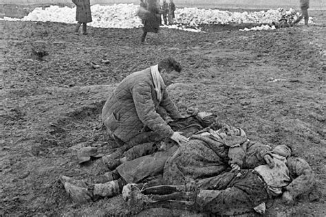 ソ連の男性が、ナチスの暗殺部隊によって殺害された妻と子供たちの遺体を発見しました。 彼の家族は、殺害された約 7000 人の一般市民の中に含まれており、そのほとんどがユダヤ人であり、その遺体は