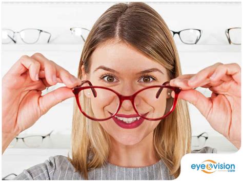 5 Signs That You Need New Eyeglasses
