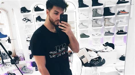 Zunächst war er neben krappiwhatelse als gastrapper auf der single des befreundeten youtubers apored zu hören, die erste musikalische veröffentlichung für alle drei beteiligten. YouTube-Star beklaut: ApoReds teurer Geländewagen ist weg ...