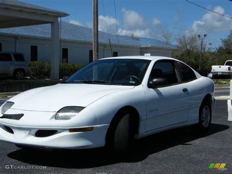 1995 Bright White Pontiac Sunfire Se Coupe 6564606