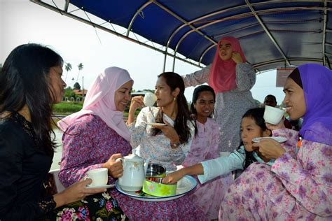 Singapore is home to a large number of bangladeshis who are significantly contributing towards singaporean economy and multicultural society. shafina sheridan - tea party on boat - over 18 | British ...