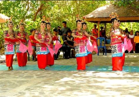 tarian lariangi asal wakatobi diusulkan masuk warisan budaya unesco indonesia timur