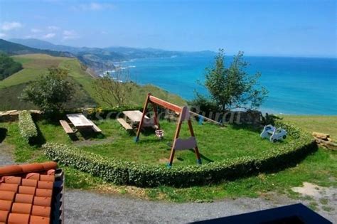 Buscador de escapadas en apartamentos rurales. Fotos de Agroturismo Santa Klara - Casa rural en Zumaia (Guipúzcoa) | Casas rurales, Rurales ...