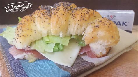 Pizzette veloci e morbidissime, ricetta furba biscottini salati al grana e olive. CORNETTI SFOGLIATI SALATI, ricetta da buffet o aperitivo