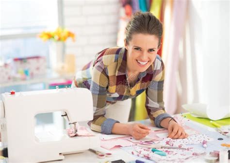 Costureira Alegre Que Trabalha Em Sua Tabela Imagem De Stock Imagem De Moda Inspirado