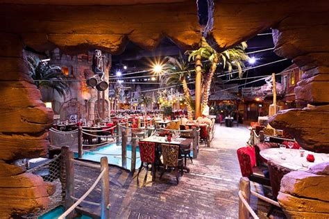 Elementary teachers planning a pirate classroom theme will love these decor ideas, inspiring photos, bulletin board tips, and resources. Le decor magique de Pirates Paradise restaurant a Odysseum ...