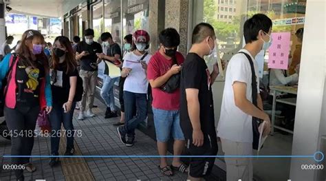 4.0紓困預算2600多億 蘇貞昌還在那邊錢不夠 全國人民普發一萬元 預算都快一兆了 只圖利了特定人士 紓困預算都足夠 給每個國人快4萬元了 還在那. 基隆勞工紓困貸款線上申辦踴躍大當機 改赴銀行排隊又憂群聚 - 生活 - 自由時報電子報