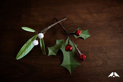 Diy Tutorial How To Make Paper Holly And Mistletoe Holiday Decorations