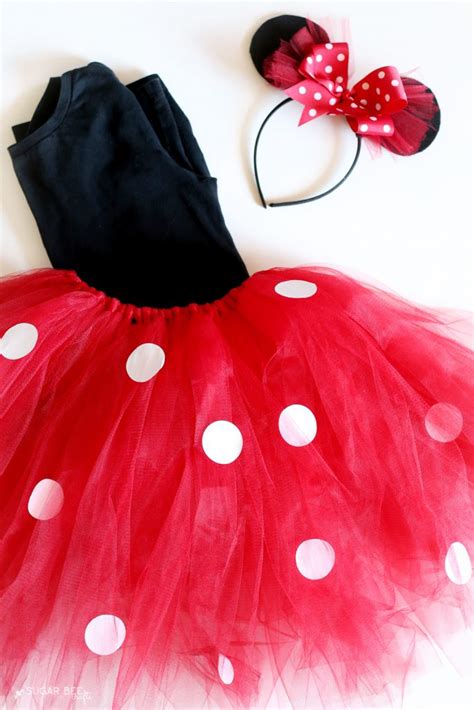 Lots of inspiration, diy & makeup tutorials and all accessories you need to create your own diy mickey & minnie mouse costume for halloween. DIY Minnie Mouse Costume (yep, NO sew!) - Sugar Bee Crafts