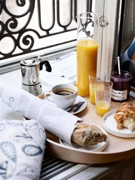 Ob zum valentinstag, jahrestag einer beziehung oder ganz einfach mal außer der reihe: French style breakfast setting | Frühstückskaffee, Frühstück im bett, Frühstück fotografie