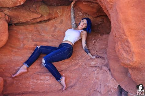 Wallpaper Suicide Girls Desert Jeans Rocks Pear Ground Tattoo