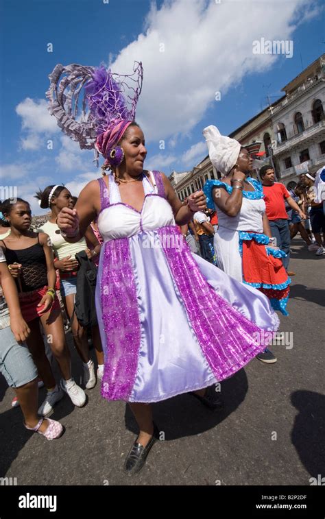 Grupo Carnival Afrocubana Los Componedores De Batea Actuando En Las Calles De La Habana Vieja