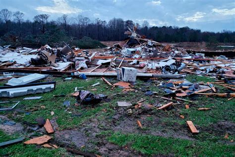 10 Die In Storm As Tornadoes And Squalls Pummel Us The New York Times