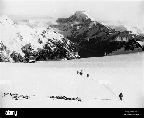 New Zealands Highest Mountain Black And White Stock Photos And Images Alamy