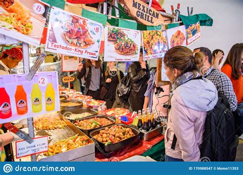 Cataratas De Comida En El Mercado Dominical De Brick Lane En Londres