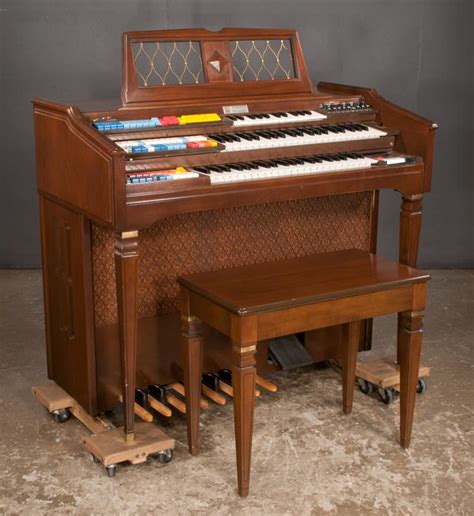 Wurlitzer Model 555d Electric Organ In A Mahogany Case On Sq