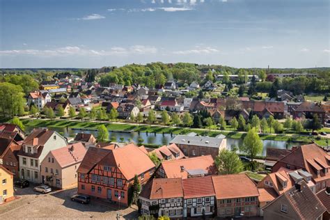 Ein historischer stadtbauernhof im herzen der stadt am wasser gelegen mit großem hofgarten für groß und klein. Plau am See Foto & Bild | deutschland, europe, mecklenburg ...