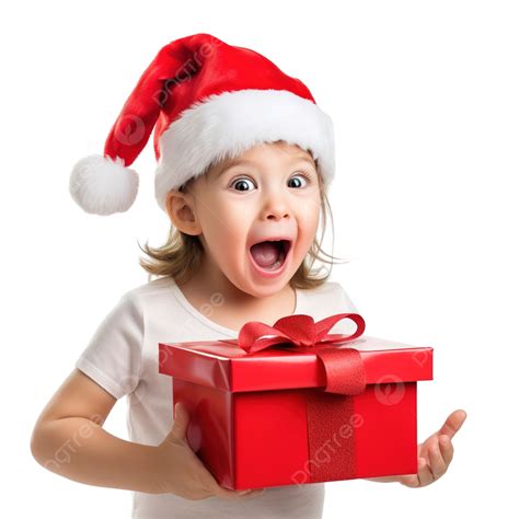 فتاة صغيرة ترتدي قبعة سانتا تفتح صندوق هدايا عيد الميلاد، طفل صغير مضحك ومعبر يستمتع بالهدايا