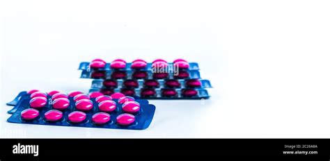 ibuprofeno en comprimido rosado píldoras pack en blister azul aislado sobre fondo blanco con