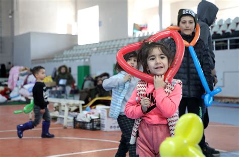 sosyal medya desteği ile oyuncak toplayan gönüllüler deprem bölgesindeki çocukları sevindiriyor