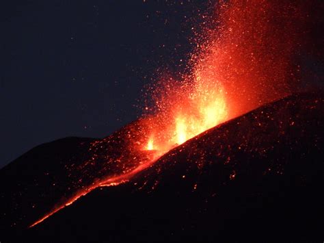Da qualche ora è in corso una potente eruzione sulla cima dell'etna, accompagnata da corpose fuoriuscite di materiale lavico e da una caduta di lapilli che ha investito la zona industriale della città di catania. Etna, le spettacolari immagini dell'ultima eruzione [FOTO ...