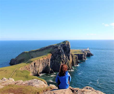 There is a beautiful triangular cliff stretching out into the atlantic ocean, and the lighthouse is still behind that cliff. Neist point lighthouse dall'alto isola di skye scozia ...