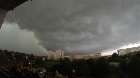 Unwetter — das unwetter, (mittelstufe) sehr schlechtes wetter, das sich durch sturm und viel regen auszeichnet und große schäden anrichten kann beispiele: Unwetter Erfurt - Zeitraffer - 17.05.2013 - YouTube