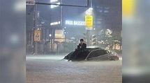 首爾豪雨成災！韓國大叔淹水困車頂 淡定滑手機意外爆紅