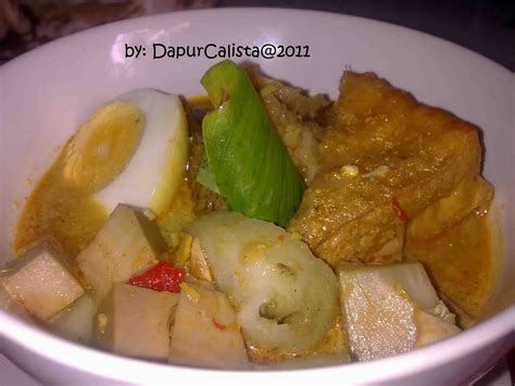 Lontong is an indonesian dish made of compressed rice cake in the form of a cylinder wrapped inside a banana leaf, commonly found in indonesia, malaysia and singapore. DapurCalista: Lontong Sayur Padang