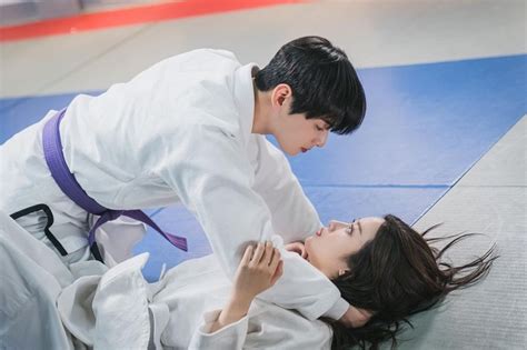 The following series true beauty is a 2020 korean drama starring moon ka young, cha eun woo and hwang in yup. 5 Potret Mesra Moon Ga Young dan Cha Eun Woo di True ...