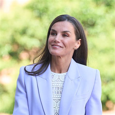 La Reina Letizia Tiene El Pantalón Y Zapatos De Tacón Grueso Más