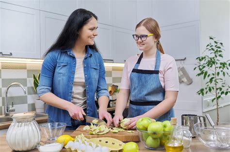 Madre E Hija Adolescente Cocinando Pastel De Manzana Juntos En La